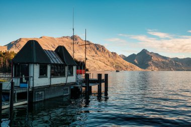 Queenstown rıhtım manzaralı ahşap rıhtım ve Yeni Zelanda 'nın Güney Adası' ndaki Wakatipu Gölü 'ndeki sonbahar dağı.