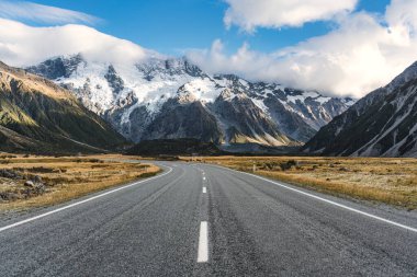 Sonbaharda Yeni Zelanda 'nın Güney Adası' nda milli parktaki çayırlarda karla kaplı asfalt yolu ile Cook Dağı 'na doğru yol alıyoruz.