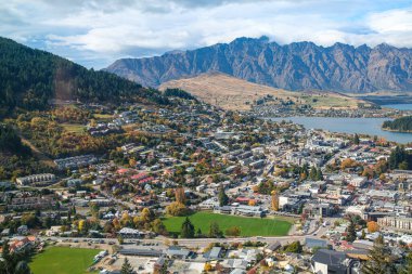 Yeni Zelanda 'da sonbaharda Wakatipu Gölü' nün yanındaki tepedeki Queenstown 'un güzel şehir manzarası.