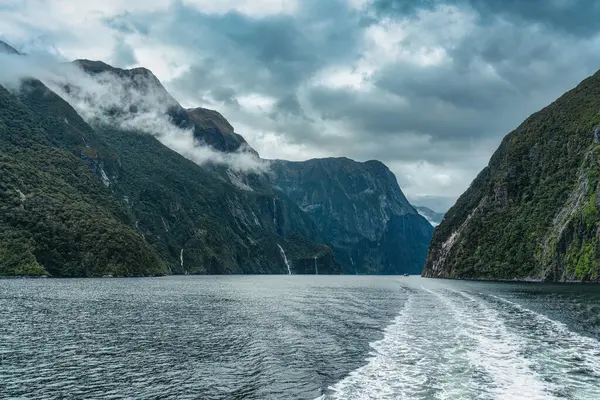 Milford Sound, Fiordland Ulusal Parkı, Yeni Zelanda 'da görkemli dağ ve şelale gezisi