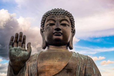 Tian Tan büyük Buda bronz heykeli Nhong Ping, Lantau Adası, Hong Kong 'da gökyüzü renklidir.