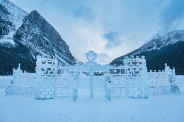 Kanada Alberta 'da kış aylarında Louise Gölü' nde buz pateni pisti ve oyulmuş bir şato.