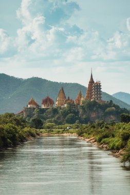 Wat Tham Sua 'nın ünlü yeri, Tayland, Kanchanaburi' de güneşli bir günde tepedeki Kaplan Mağarası tapınağı.