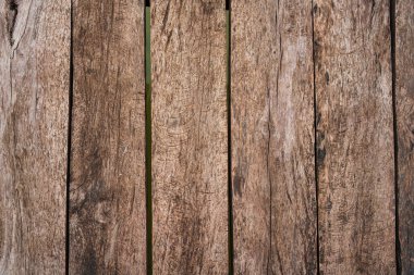 Çizgili arka planı olan eski kahverengi ahşap kereste.