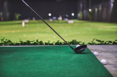 Golf sahasındaki golf sahasında golf oynamak ve pratik yapmak.