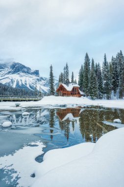Çam ormanlarında donmuş Emerald Gölü 'ndeki ahşap pansiyonun güzel manzarası. Kışın Yoho Ulusal Parkı, BC, Kanada