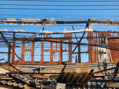 Yangınla tahrip olmuş ahşap bir ev hasar görmüş ve harabe haline gelmiş.