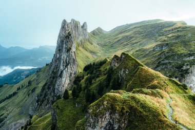 İsviçre 'nin Appenzell kentinde sonbaharda İsviçre Alplerinde Sakson Lucke' nin görkemli kayalık dağ sırtı manzarası