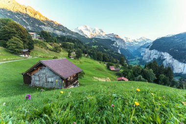 İsviçre 'nin Bern Kantonu' ndaki Jungfrau dağıyla birlikte Berlin Oberland ve Lauterbrunnen vadisindeki Wengen dağ köyünden güzel bir manzara.