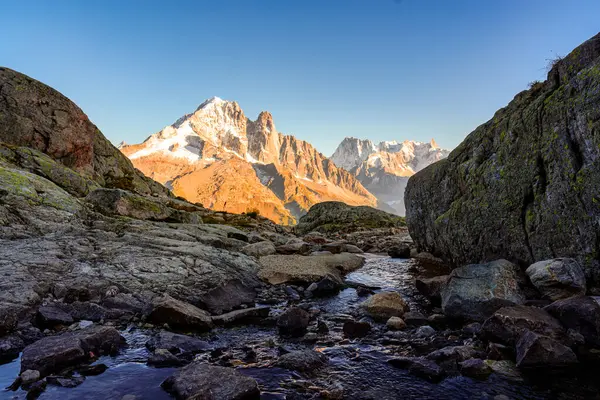 Fransa 'nın Chamonix, Haute Savoie kentindeki Lac Blanc' taki kayalık vadide deresi akan Fransız Alp Dağları manzarası