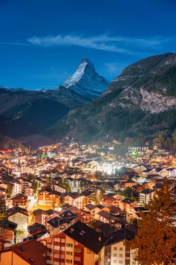İsviçre 'deki aydınlanmış Zermatt Köyü ve Matterhorn Dağı' nın güzel ve ünlü manzarası.