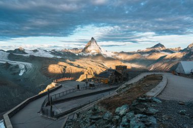 İsviçre 'nin Zermatt kentinde sonbaharda Gornergrat demiryolu üzerindeki Matterhorn Dağı' nın güzel manzarası.