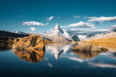 Matterhorn Dağı 'nın manzarası sabahın erken saatlerinde İsviçre' nin Zermatt kentinde Stellisee Gölü 'ne yansıdı.
