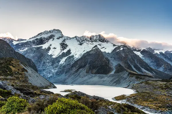 Yeni Zelanda 'daki milli parktaki Hooker Valley Pisti' nde sıradağları ve gölü olan Cook Dağı 'nın güzel manzarası.