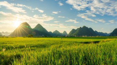 Bac Son Vadisi 'nin üzerinde güzel bir günbatımı ışıldıyor. Bereketli bir dağ, pirinç tarlası ve Vietnam, Lang Son kırsalında bir çiftçi.