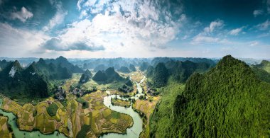 Pilav tarlası ve nehir akan Phong Nam Vadisi 'nin panoramik manzarası Cao Bang, Vietnam kırsalındaki geleneksel köyden geçiyor.