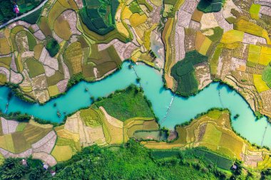 Phong Nam Vadisi, Cao Bang, Vietnam 'ın kırsal kesimindeki pirinç tarlasının sarmal turkuaz nehri manzarası.