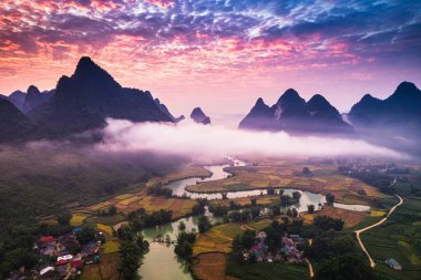 Vietnam 'ın kuzeydoğusundaki Phong Nam Vadisi, Cao Bang' de kırsal köy ve nehirde sisli bir hava manzarası var.