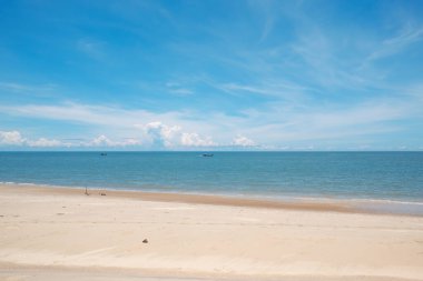 Güneşli bir günde tropikal denizde geleneksel teknesi olan güzel, temiz, beyaz bir sahil.