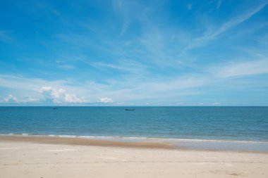 Güneşli bir günde tropikal denizde geleneksel teknesi olan güzel, temiz, beyaz bir sahil.
