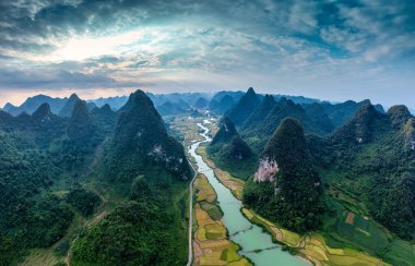 Phong Nam Vadisi 'nin panorama hava manzaralı pirinç tarlası ve kıvrımlı nehir Cao Bang, Vietnam kırsalındaki geleneksel köy boyunca akar.