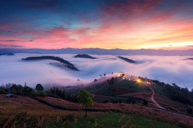 Por Gu Day, Mae Jam, Chiang Mai, Tayland kırsalında tepede akan sisli bir gökyüzü.