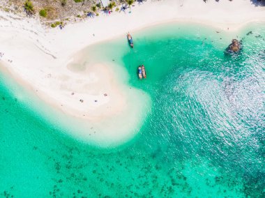 Lipe Adası, Tayland 'da yazları plajlı ve geleneksel tekneli canlı tropikal denizin üzerinde.