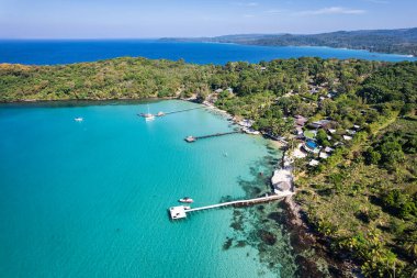 Trat, Tayland 'daki yemyeşil ormanların arasında tropikal deniz, rıhtım ve tatil yapan güzel Koh Kood adasının hava manzarası.