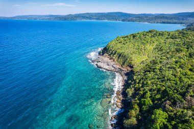 Yazın Trat, Tayland 'da tropikal deniz ve yemyeşil ormanlarla dolu güzel Koh Kood adasının hava manzarası.