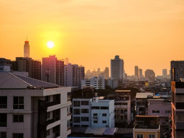 Bangkok, Tayland 'da finans binası ve dairesiyle şehir merkezinde renkli bir gün batımı.