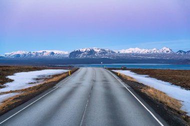 Yol gezisi ve kar İzlanda 'da kışın kırsal kesimde dağları kaplamıştı.