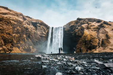 Güçlü Skogafoss şelalesinin dramatik manzarası İzlanda 'nın güneyindeki sonbaharda volkanik dağdan akıyor.