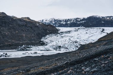 İzlanda 'nın güneyindeki Vatnajokull ulusal parkında buzdağıyla kaplı Fjallsarlon büyük buzullarının manzarası