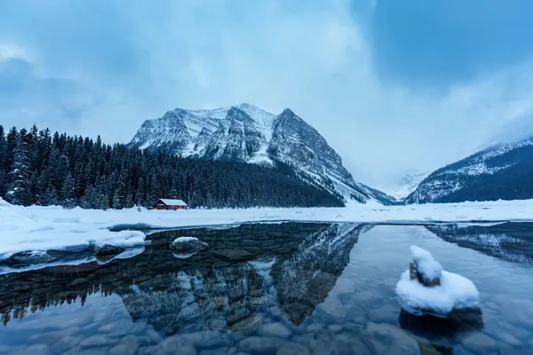 Donmuş Louise Gölü 'nün kış manzarası. Rocky Dağları sabah saatlerinde Kanada' nın Alberta kentinde Banff Ulusal Parkı 'nda karla kaplı.