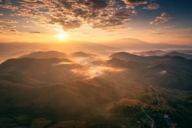 Mae Jam, Chiang Mai, Tayland 'da hasat mevsiminde Doi Inthanon ve Foggy Hill üzerinde havadan altın gün doğumu manzarası