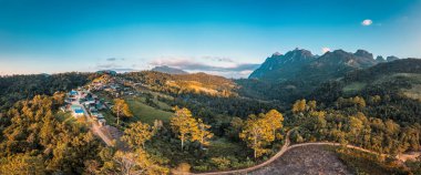 Akşam Chiang Dao, Chiang Mai, Tayland 'daki yerel dağ tepesindeki Doi Luang Chiang Dao yaban hayatı tapınağının panorama hava görüntüsü