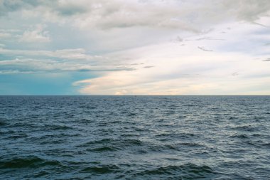 Derin mavi dalgalı tropikal deniz ve Tayland Körfezi 'nde küçük balıkçı teknesi