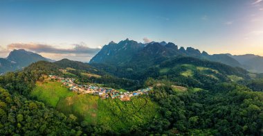 Akşam Chiang Dao, Chiang Mai, Tayland 'daki Doi Luang Dao Kireçtaşı Dağı' nın tepesindeki kabile köyünün panorama görüntüsü.