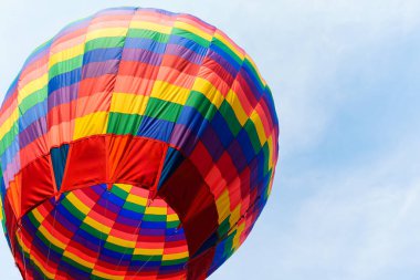 Festivalde mavi gökyüzünde yüzen renkli sıcak hava balonu