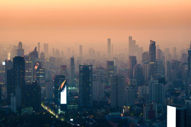 Bangkok, Tayland 'da sabah saatlerinde toz ve sis içinde kalabalık bir finansal gökdelenin şehri.
