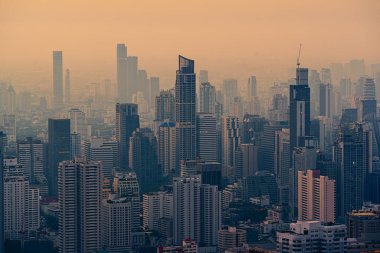 Bangkok, Tayland 'da sabah saatlerinde toz ve sis içinde kalabalık bir finansal gökdelenin şehri.