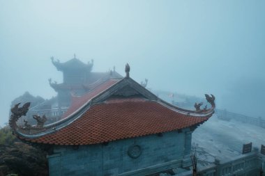 Fansipan 'ın geleneksel mimari tapınağı sisli bir günde Sapa, Lao Cai, Vietnam' da zirvede.