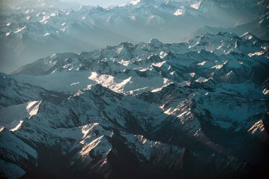 Tibet bölgesindeki soğuk ve karlı Himalaya dağlarının tepelerinde