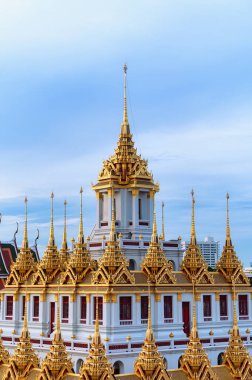 Bangkok, Tayland 'daki Wat Ratchanatdaram Woravihara, Loha Prasat Tapınağı' nın parıldayan altın metal kalesi