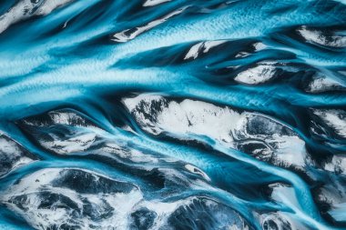 İzlanda 'nın engebeli topraklarında akan dramatik İzlanda Buzul Nehri deltasının en üst görüntüsü