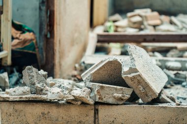 Terk edilmiş inşaat alanında yıkılmış beton ve tuğla parçaları.