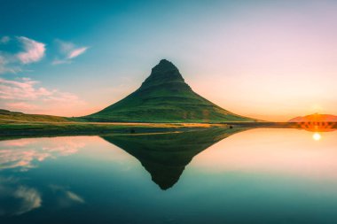 Yaz mevsiminde İzlanda 'nın Snaefellsnes yarımadasında volkanik gölü yansıtan görkemli bir dağ.