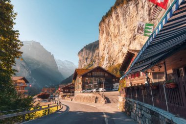 Lauterbrunnen Vadisi 'nin güzel manzaralı köyü ve İsviçre' nin Bern Kantonu 'ndaki Staubbach Şelalesi.