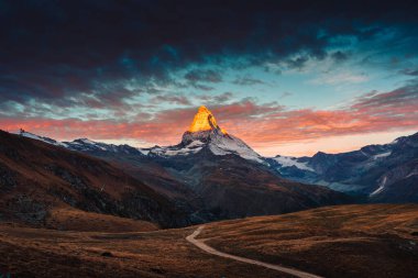 İsviçre, Zermatt 'ta sonbaharda görkemli Matterhorn dağının üzerinde dramatik bir gün doğumu.