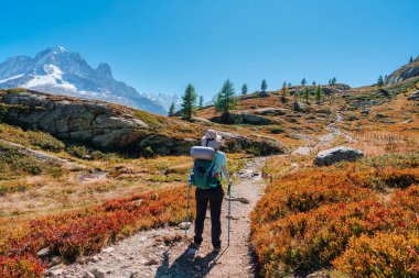 Fransız Alpleri, Chamonix, Fransa 'daki Lac Blanc yolu üzerindeki Mont Blanc kalabalığının tadını çıkararak kadın sırt çantalı gezinin başarısı
